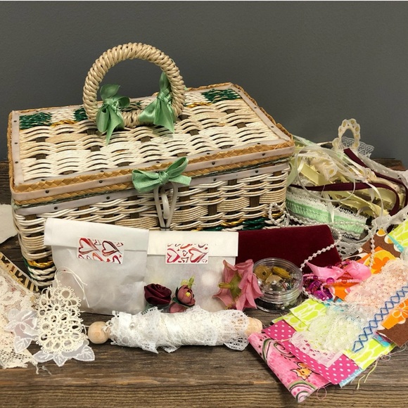 Vintage Sewing Basket & Bits of Trims etc, Retro Sewing Caddy, Sewing Box/Kit - Picture 4 of 10